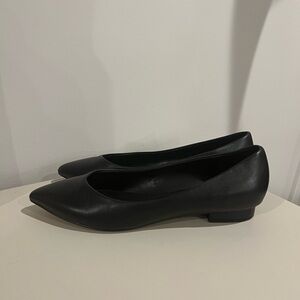 Banana Republic Black Pointed Toe Flats Size 7 Classic Work Shoes